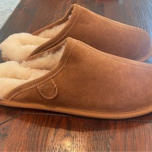 New, never worn Dearfoam men’s slippers.